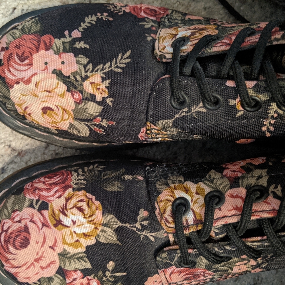 Doc martens flowers! 🌷🌹🌷🌹